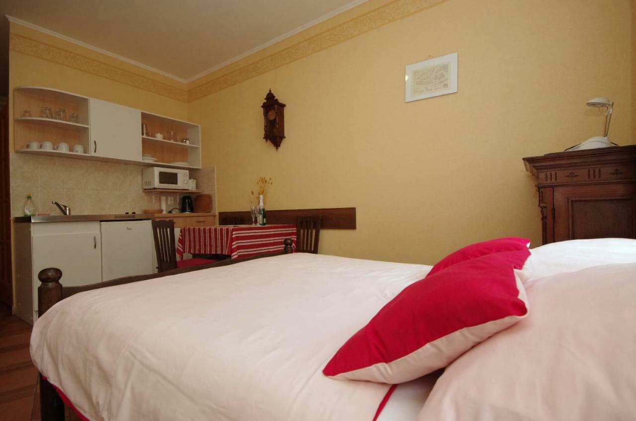 גיולה Burg Apartman מראה חיצוני תמונה