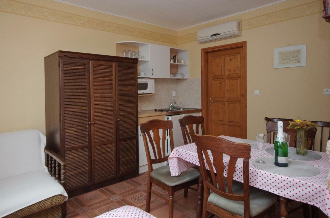 גיולה Burg Apartman מראה חיצוני תמונה